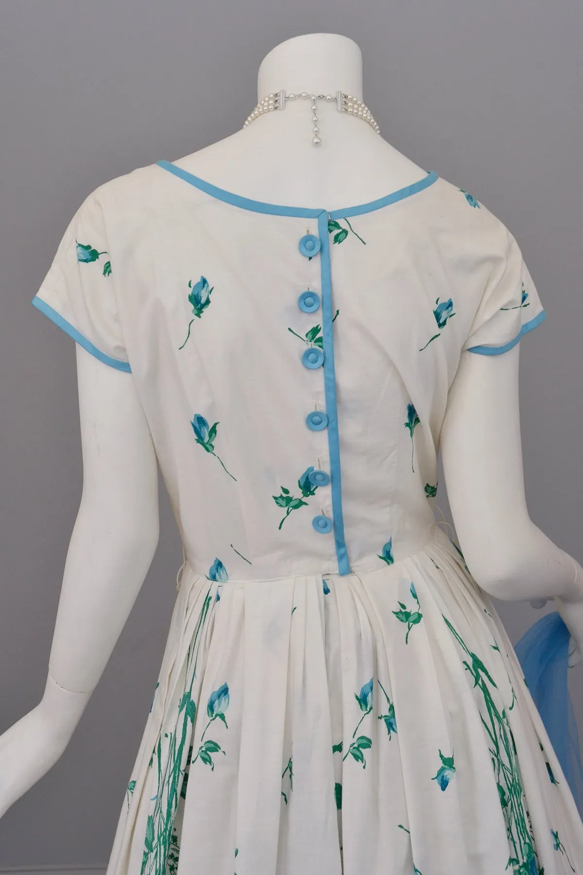 1950s Novelty Print Blue Roses on White 50s Dress